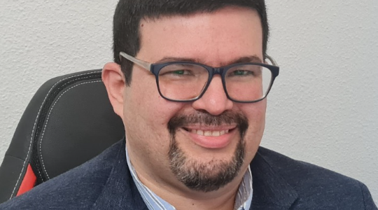 Enrique Vásquez, experto en derecho de extranjería en España. Fundador de Gente que Comunica